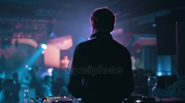 DJ kayıtları Modern gece kulübü, arkadan görünüm, ağır çekim döner.