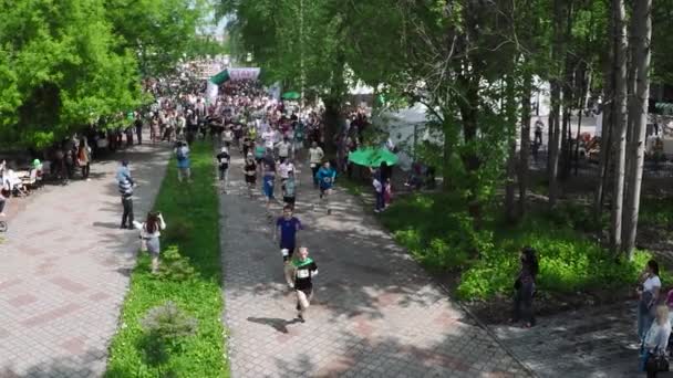 NIZHNY NOVGOROD, FEDERAÇÃO RUSSA - MAIO 2015: Maratona, Corredores de rua na Primavera da Europa. Charity Run, quantidade de pessoas correndo no parque, tiro aéreo — Vídeo de Stock