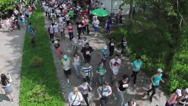 NIZHNY NOVGOROD, FEDERAÇÃO RUSSA - MAIO 2015: Maratona, Corredores de rua na Primavera da Europa. Charity Run, quantidade de pessoas correndo no parque, tiro aéreo — Vídeo de Stock