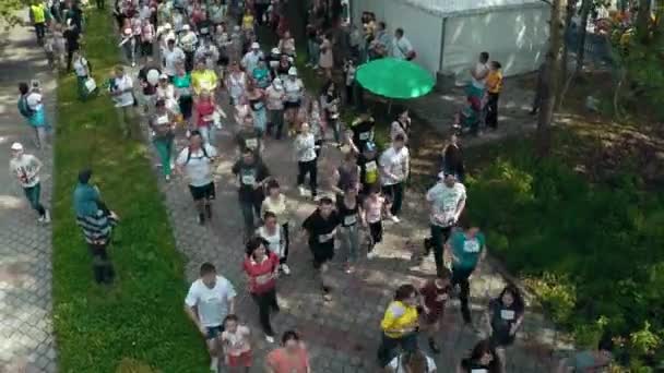 NIZHNY NOVGOROD, FEDERAÇÃO RUSSA - MAIO 2015: Maratona, Corredores de rua na Primavera da Europa. Charity Run, quantidade de pessoas correndo no parque, tiro aéreo — Vídeo de Stock
