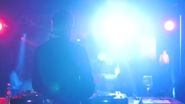 DJ Turns The Records в The Modern Nightclub, Back View, Slow Motion — стоковое видео