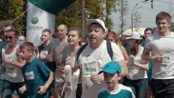 下诺夫哥罗德，俄罗斯联邦-2015 年 5 月︰ 马拉松，街头跑步者在春季的一天。慈善机构运行的人在公园里跑量 — 图库视频影像