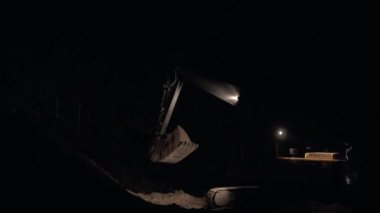 Ekskavatör kazma kum ve toz yol çalışmaları sırasında çalışma gece, kazma makinesi, gece çalışma, fazla mesai dünya nakliyeci kova atış kapatmak