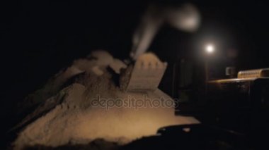 Ekskavatör kazma kum ve toz yol çalışmaları sırasında çalışma gece, kazma makinesi, gece çalışma, fazla mesai dünya nakliyeci kova atış kapatmak