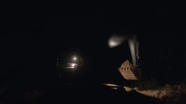 Ekskavatör kazma kum ve toz yol çalışmaları sırasında çalışma gece, kazma makinesi, gece çalışma, fazla mesai dünya nakliyeci kova atış kapatmak