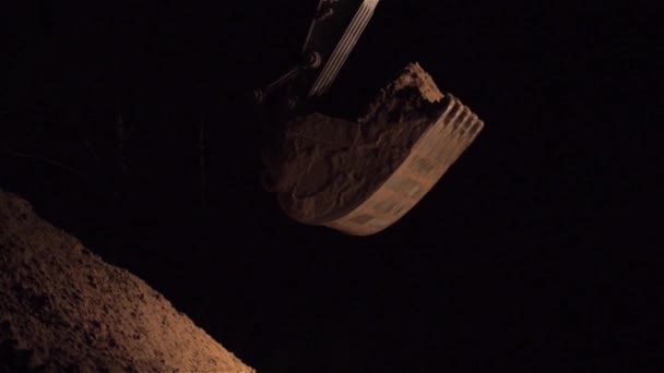 Excavadora excavación de arena y polvo de trabajo durante las obras de carretera en la noche, Primer plano tiro de cubo de una máquina excavadora de movimiento de tierra, Trabajo nocturno, horas extras — Vídeos de Stock