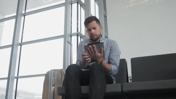 Pohledný mladý muž hospodářství Tablet Pc a práce na letišti, technologie, cestování koncepce — Stock video