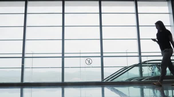 Νέοι όμορφο επιχειρηματίας χρησιμοποιώντας ένα Smartphone στο αεροδρόμιο κατά την αναμονή της ουράς για την καταχώριση, ταξιδεύοντας έννοια — Αρχείο Βίντεο