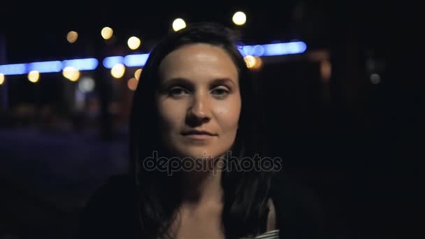 Jovem bonita bonita morena sorrindo e posando na rua da cidade à noite — Vídeo de Stock