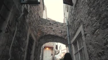 Old Town, sokakta yürüyen genç kadın portresi açık hava yaşam tarzı sırt çantası, şık Casual kıyafet, akşam Günbatımı ile seyahat