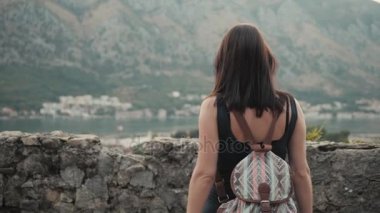 Old Town, sokakta yürüyen genç kadın portresi açık hava yaşam tarzı sırt çantası, şık Casual kıyafet, akşam Günbatımı ile seyahat