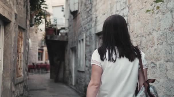 Υπαίθριο τρόπο ζωής πορτρέτο της νεαρής γυναίκας περπάτημα στο δρόμο στην παλιά πόλη, ταξίδι με σακίδιο, κομψά Casual ντύσιμο, το ηλιοβασίλεμα το βράδυ — Αρχείο Βίντεο