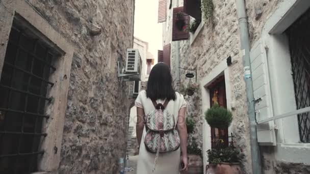 Zewnątrz Portret młodej kobiety idąc ulicą na stare miasto, Podróże z plecaka, stylowy strój na co dzień, wieczorem zachód słońca — Wideo stockowe