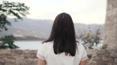 Terasta yürüyüş ve dağlar manzarayı genç esmer kadın