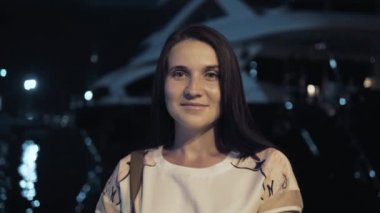 Avrupa şehirde açık havada şık yaz Traveler kadın, gece Bay Yatlar arka planda ile portresi