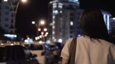Sokakta, yürüyen genç bir kadın portresi açık hava yaşam tarzı sırt çantası, şık Casual kıyafet, akşam Günbatımı ile seyahat