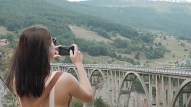 Turist kız alarak fotoğraf Karadağ, köprü Djurdjevic telefonla seyahat yaşam tarzı