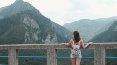 Arkadan görünüşü turist kız Köprüsü Djurdjevic Karadağ, seyahat yaşam tarzı üzerinde ayakta