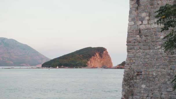Rara vista de la bahía de mar con pequeña isla cerca del casco antiguo en el mar Adriático — Vídeo de stock