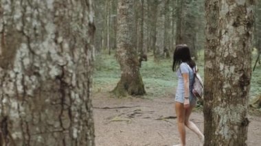 Ormanda, kız mutlu bir kadın portresi zevk ahşap, turist ile Milli Park, seyahat yaşam tarzı sırt çantası