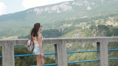 Turist kız Köprüsü Djurdjevic Karadağ, seyahat yaşam tarzı üzerinde ayakta yan görünüm