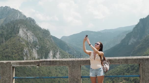 Turist kız yapma Selfie Köprüsü Djurdjevic Karadağ, telefonla seyahat yaşam tarzı — Stok video