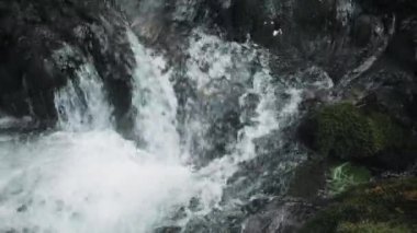 Küçük şelale akan aşağı Rocks, dağ nehir azgın arasında Rocks içinde orman, Kafkas Dağları, Europe.