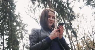 Smartphone kullanarak bir Selfie alarak güzel genç esmer kadın. Mutlu kız Smartphone açık havada sonbaharda kullanarak yakın çekim