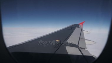 Pencere görünümü Form uçak, uçak kanat, mavi gökyüzü ve bulutlar uçağına pencere bakarak