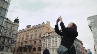 Prag, cep telefonu ile Selfie veya alarak fotoğraf yapma, kavram seyahat güzel genç kadın turist