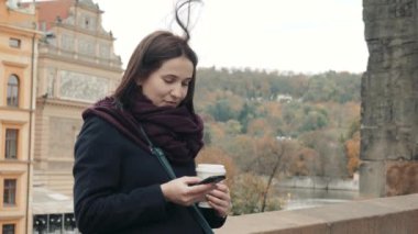 Prag'da ona Smartphone kullanarak, kavram seyahat güzel genç kadın turist