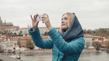 Prag, cep telefonu ile Selfie veya alarak fotoğraf yapma, kavram seyahat güzel genç kadın turist