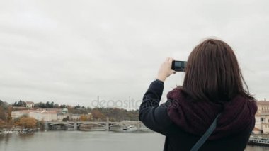 Prag, cep telefonu ile Selfie veya alarak fotoğraf yapma, kavram seyahat güzel genç kadın turist