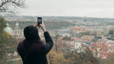 Prag, cep telefonu ile Selfie veya alarak fotoğraf yapma, kavram seyahat güzel genç kadın turist