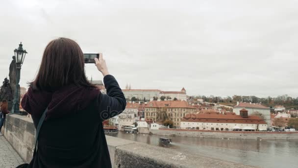 プラハの美しい若い女性観光客の Selfie を作ったり、彼女の携帯電話で写真を撮影、旅行のコンセプト — ストック動画