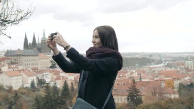 Prag, cep telefonu ile Selfie veya alarak fotoğraf yapma, kavram seyahat güzel genç kadın turist