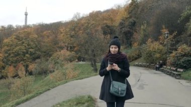 Prag'da ona Smartphone kullanarak, kavram seyahat güzel genç kadın turist