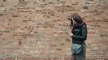 Yürüyüş ve kavram seyahat onun Smartphone kullanarak güzel genç kadın turist