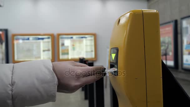 Primer plano de la mano de las mujeres que perforan el boleto en la máquina para entrar en la estación de metro — Vídeos de Stock