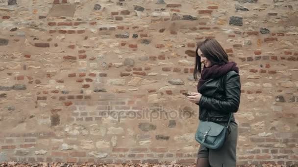 美しい若い女性観光客の歩くと旅行のコンセプト、彼女のスマート フォンを使用して — ストック動画