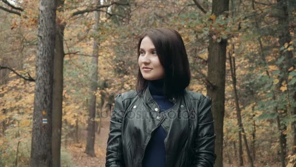 Jovem Mulher Bonita Caminhando No Parque de Outono. Menina caminhando na floresta em queda, conceito de estilo de vida — Vídeo de Stock