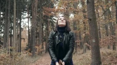 Sonbahar parkta yürüyen genç güzel kadın. Kız ormanda yürüyüş sonbaharda, yaşam kavramı