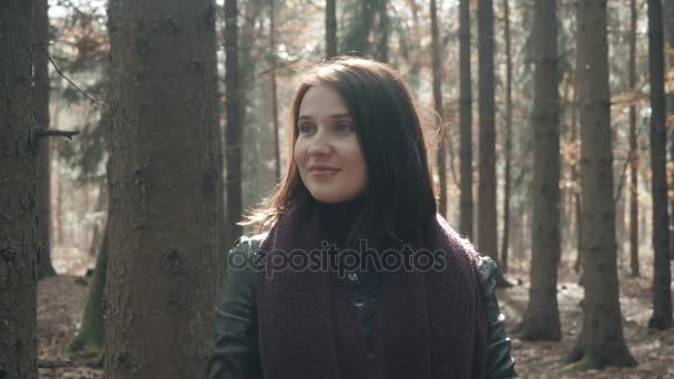 Retrato da jovem mulher bonita andando em Autumn Park. Menina caminhando na floresta em queda, conceito de estilo de vida — Vídeo de Stock