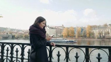 Prag'da ona Smartphone kullanarak, kavram seyahat güzel genç kadın turist