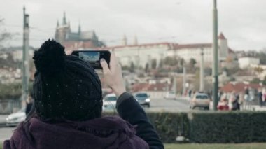 Prag, cep telefonu ile Selfie veya alarak fotoğraf yapma, kavram seyahat güzel genç kadın turist