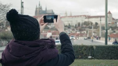 Prag, cep telefonu ile Selfie veya alarak fotoğraf yapma, kavram seyahat güzel genç kadın turist