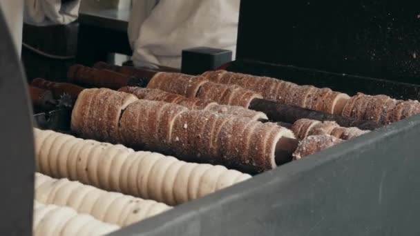 Straat eten op Praag markt. Proces van het maken van traditionele Tsjechische bakkerijproducten trdelnik. — Stockvideo