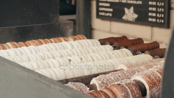 Prag pazarında sokak yemekleri. Geleneksel Czech fırın ürünleri trdelnik yapma süreci. — Stok video