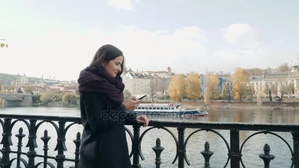 Bella giovane donna turista a Praga utilizzando il suo smartphone, Concetto di viaggio — Video Stock