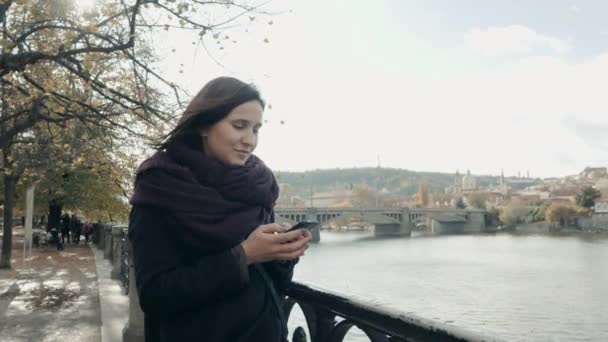 Linda jovem turista em Praga usando seu smartphone, conceito de viagem — Vídeo de Stock